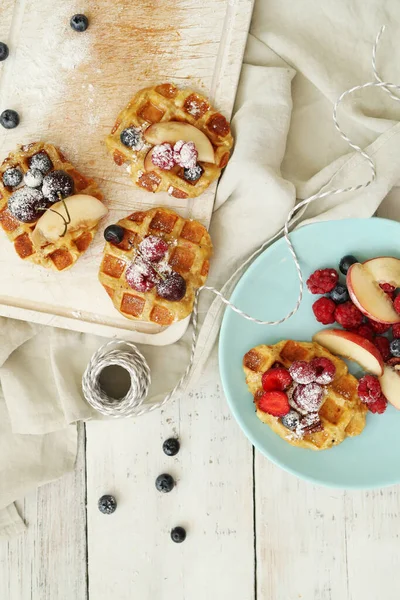 Lezzetli waffle 'lar masada.