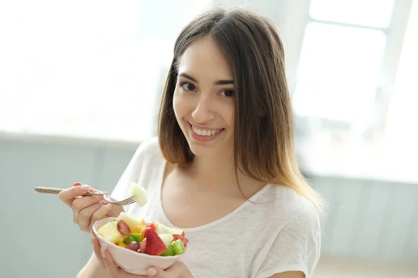 Hermosa Chica Comiendo Desayuno Saludable —  Fotos de Stock