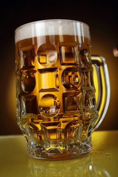 Bierglas Auf Gelbem Hintergrund — Stockfoto