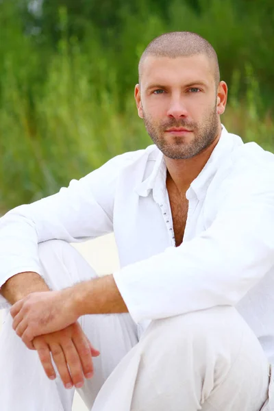 Uomo Attraente Felice Sulla Spiaggia — Foto Stock