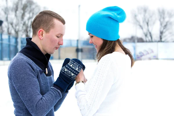 Schönes Attraktives Paar Auf Der Eisbahn — Stockfoto