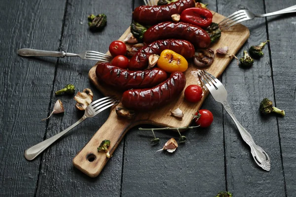 Cozinha Salsichas Grelhadas Legumes Mesa — Fotografia de Stock