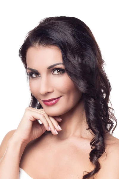 Beyaz arka planda makyajlı güzel esmer kadın portresi.