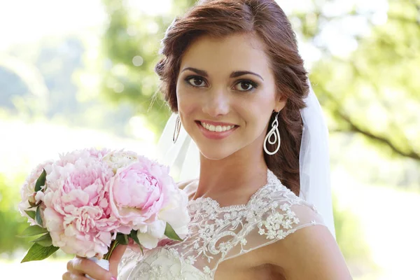 Hermosa Joven Novia Con Ramo Flores Posando Parque — Foto de Stock