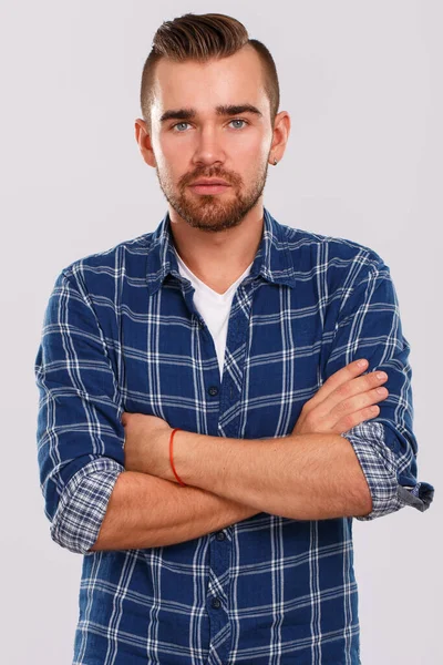 Duygular, duygular. Beyaz bir geçmişi olan genç bir adam.