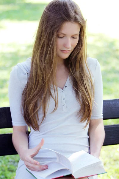 Menina Jovem Bonita Sentada Banco Livro — Fotografia de Stock