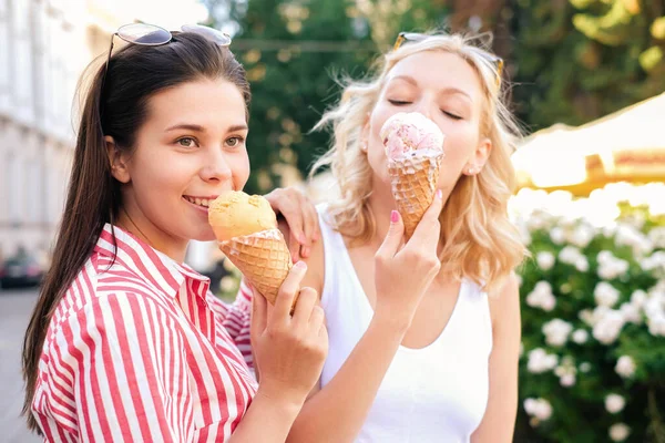 옥외에서 아이스크림을 여자들 — 스톡 사진