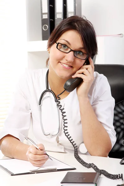 Mujer Joven Doctora Hablando Por Teléfono Oficina — Foto de Stock