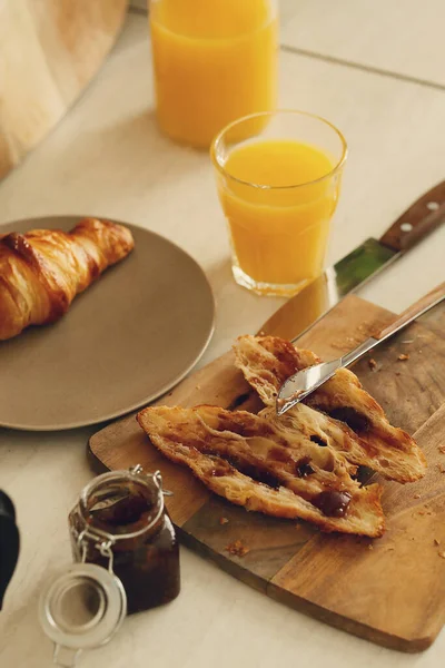 Étel Finom Croissant Asztalon — Stock Fotó