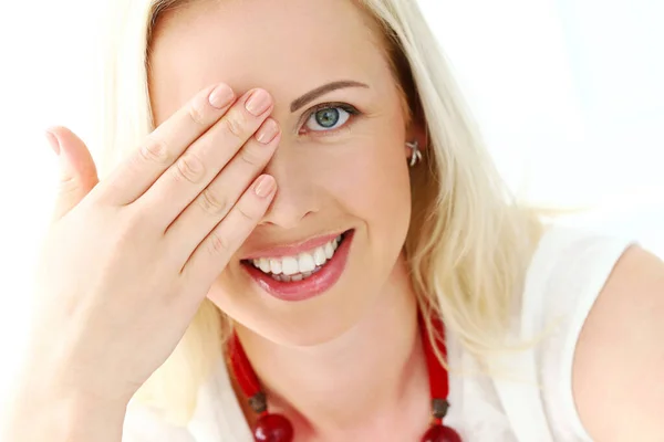 Mujer Atractiva Con Hermosa Sonrisa — Foto de Stock