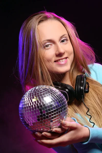 Schöne Blonde Mädchen Musik Hören Und Genießen — Stockfoto