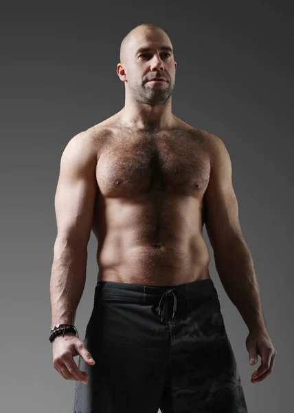 ボディビルダー 筋肉質の男 — ストック写真