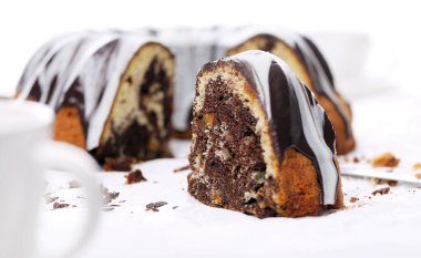 Lezzetli, yuvarlak pasta masada.