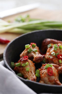 Yemek ve yemek. Kızarmış tavuk bacağı.