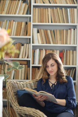 Gündüzleri evde güzel bir kız