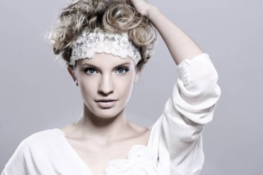 gri arka plan üzerinde genç ve güzel bir kadın portresi