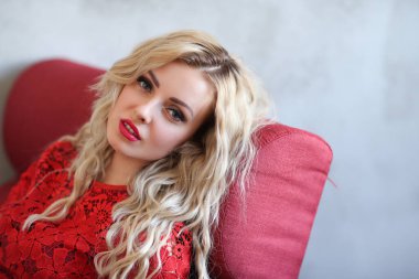 Kırmızı elbiseli güzel sarışın kadın.