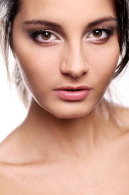 Kahverengi gözlü güzel esmer