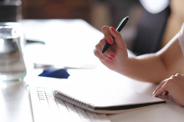 İş meseleleri. Ofisteki insanlar.