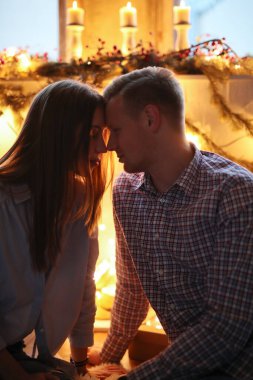 Akşam şöminenin yanında güzel bir çift.
