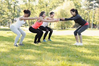 Spor. Kadınlar parkta egzersiz yapar.