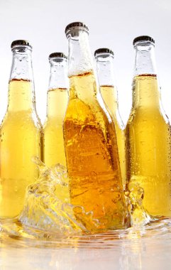 Su sıçratan bira şişeleri.