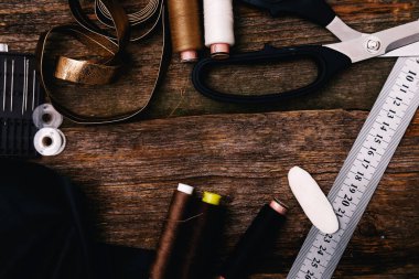 Ahşap masada dikiş aletleri