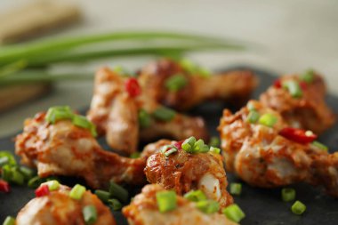 Yemek ve yemek. Kızarmış tavuk bacağı.