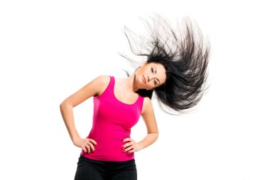 Beyaz arka planda duran güzel esmer