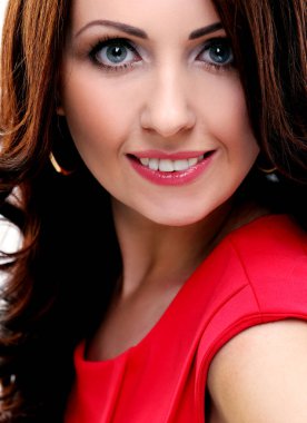 Kırmızı elbiseli hoş bir kadın.