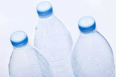 Beyaz arkaplanda boş su şişesi