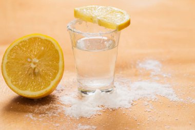 Limonlu ve tuzlu tekila.