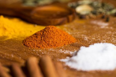 Baharatlar. Masada bir sürü baharat var.