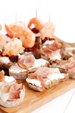 Yemek, aperatif. Masada lezzetli atıştırmalıklar var.