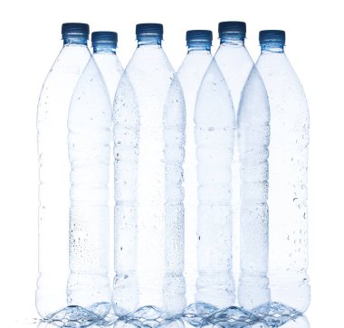 Beyaz arkaplanda boş su şişesi