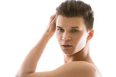 Yakışıklı, ciddi görünüşlü.