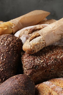 Ekmek somunu masada.