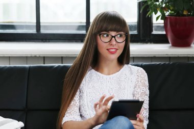 Çalış. Ofisteki kız.