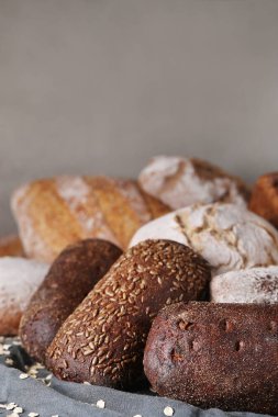 Ekmek somunu masada.