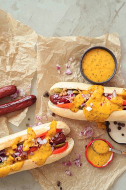 Yiyecekler. Masada nefis bir sosisli.