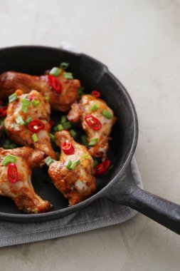 Yemek ve yemek. Kızarmış tavuk bacağı.