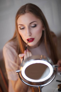 Makyaj malzemesi. Güzellik blogcusu çalışıyor