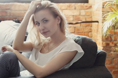 Yaşam tarzı. Evdeki güzel kadın.