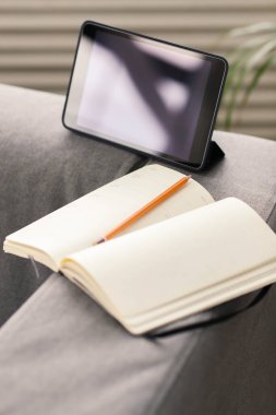 Teknoloji ve internet. Tablet evde.