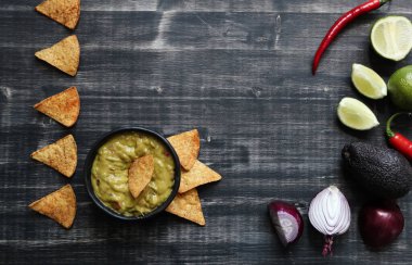 Atıştırmalıklar Guacamole ile nefis nachos