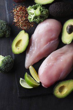 Yemek pişirmek. Çiğ tavuk fileto ve sebze.