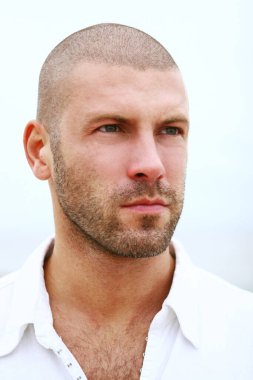 Sahilde çekici ve mutlu bir adam.