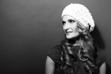 beyaz şapka ve eldiven gri arka plan üzerine kıvırcık kız güzel