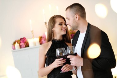 Lüks bir restoranda sevimli bir çift.