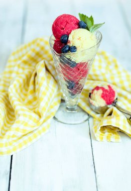 Tatlı. Masada nefis dondurma var.